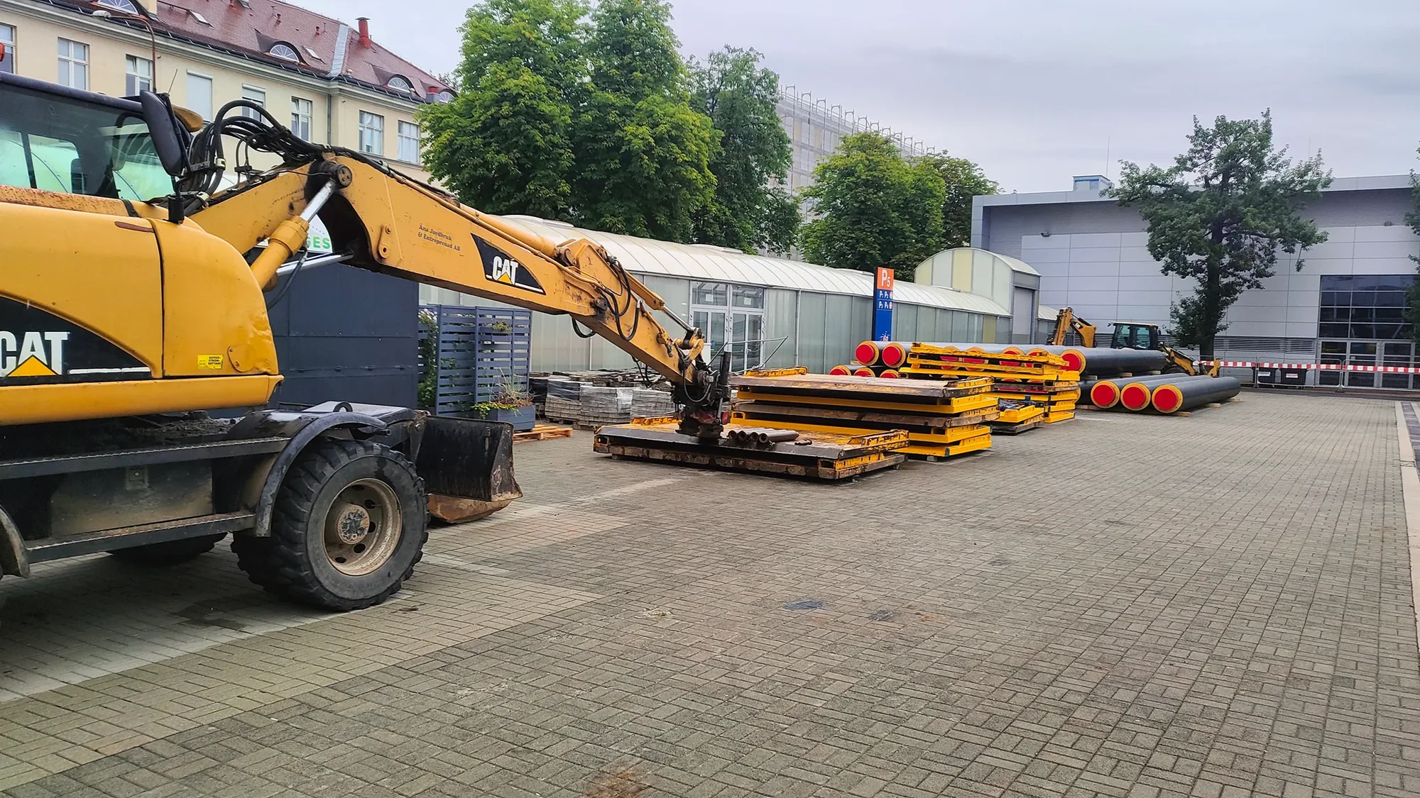 Własny transport: laweta dowozi sprzęt na plac budowy Koparko-ładowarka z młotem hydraulicznym załadowana na lawetę firmy Kopczyk