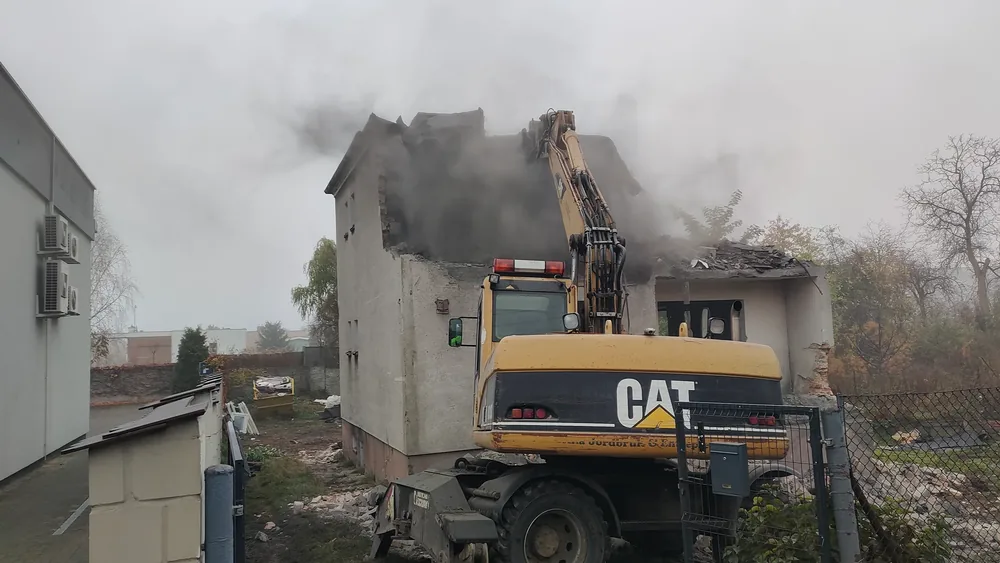 Wywóz gruzu z rozbiórki Koparka wywożąca gruz z rozbiórki na wywrotkę
