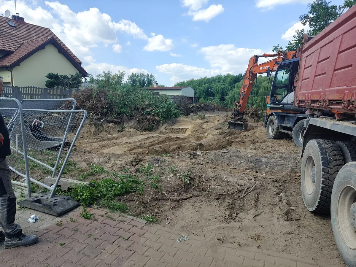 Uporządkowanie placu budowy Ogrodzony i oczyszczony teren budowy gotowy pod dalsze prace
