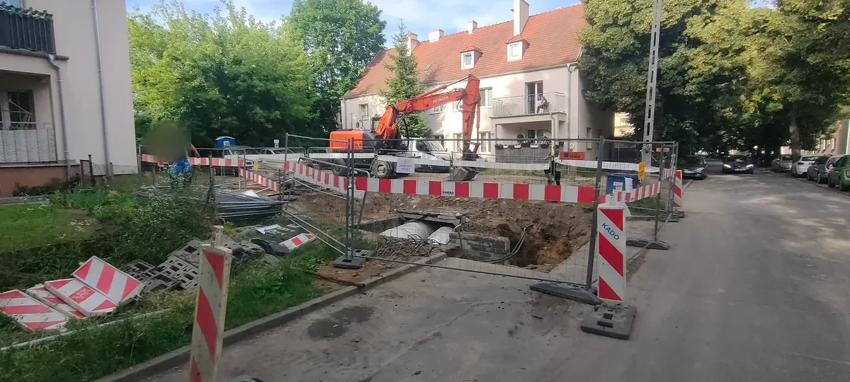 Wykop wzdłuż ulicy Wykop liniowy pod przyłącze wzdłuż ulicy z oznakowaniem robót