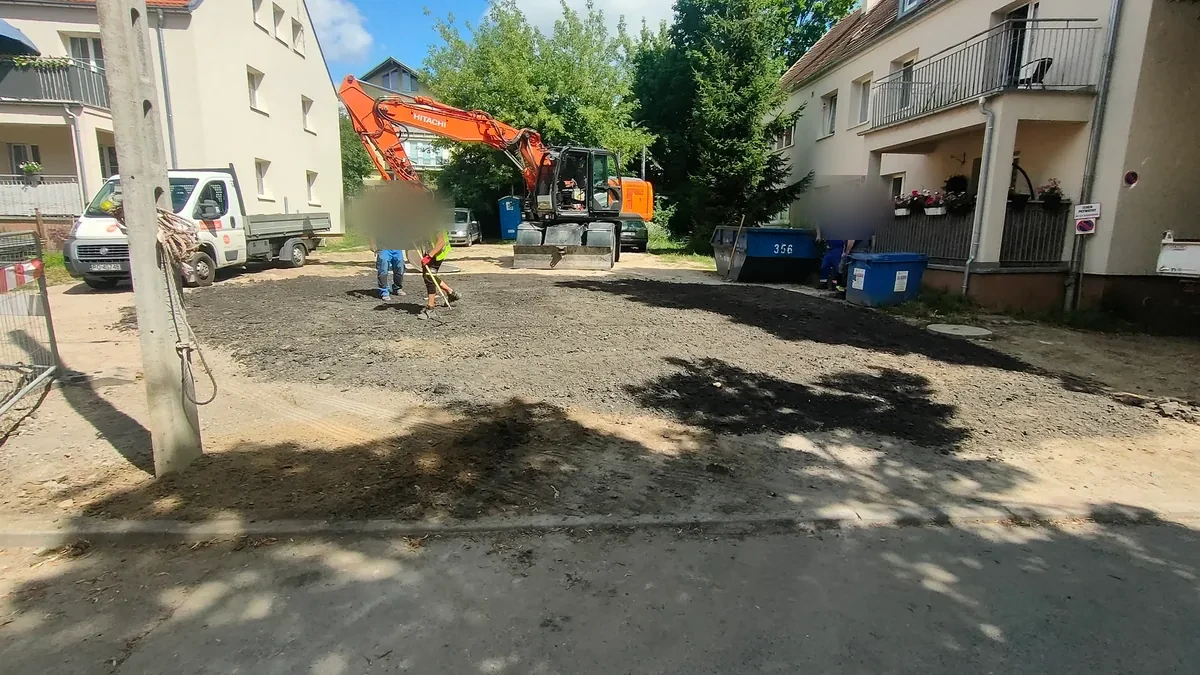 Przyłącze na osiedlu Wykop pod przyłącze na osiedlu mieszkaniowym, ciemny grunt po wykopaniu