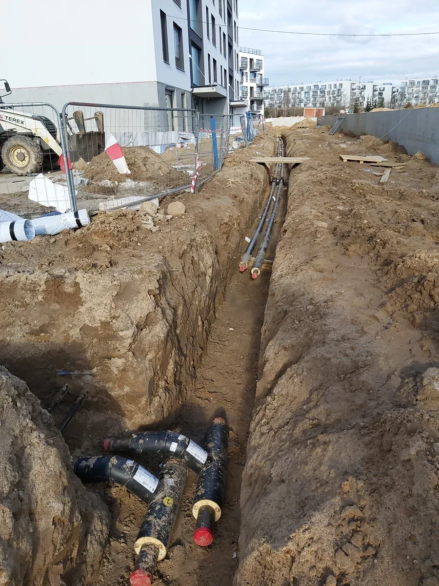 Złącza instalacji wodociągowej Złącza i zawory instalacji wodociągowej na dnie wykopu, zbliżenie