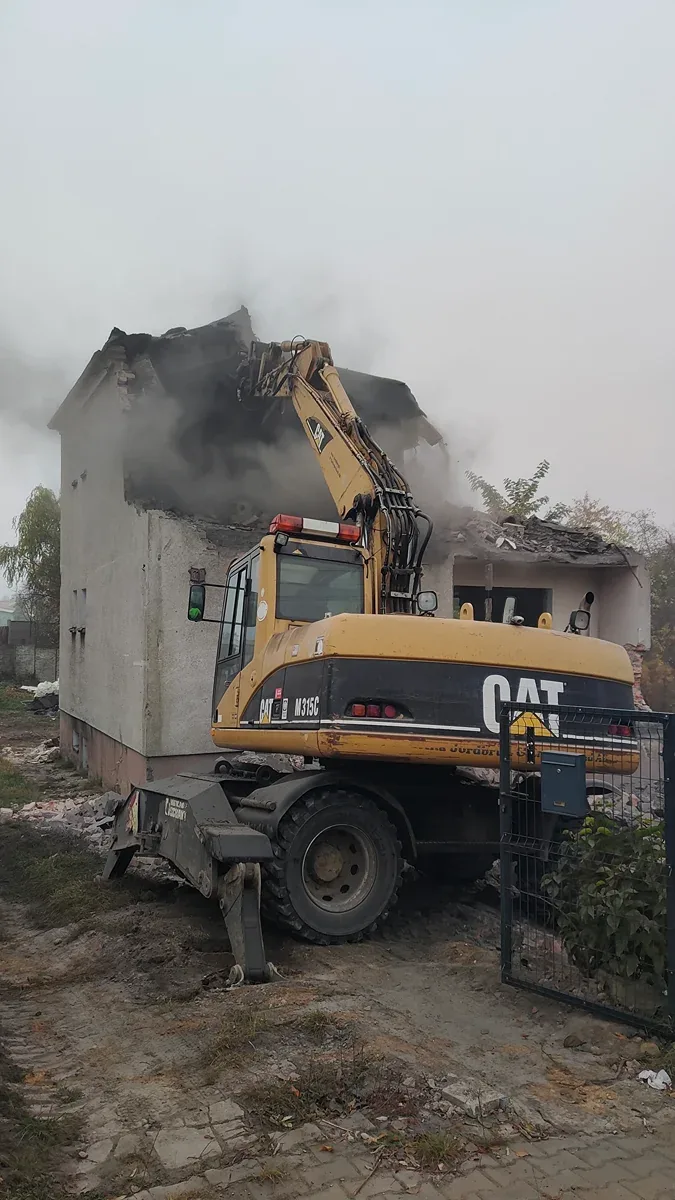 Rozbiórka budynku piętrowego Rozbiórka piętrowego budynku w chmurze pyłu betonowego, ujęcie pionowe