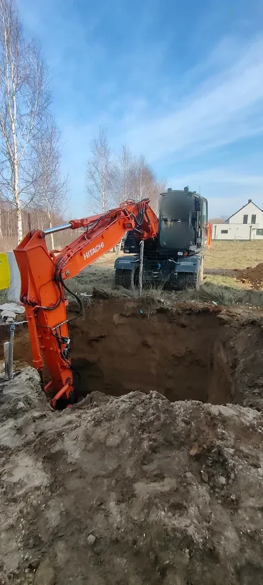 Wykop pod fundamenty domu Głęboki wykop pod fundamenty na nowej działce budowlanej z koparką obrotową