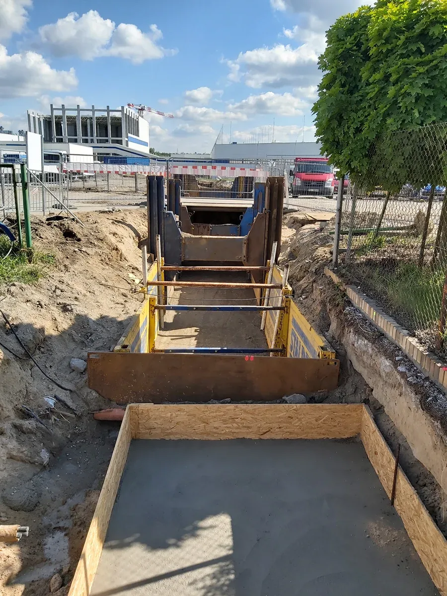 Przygotowanie pod deskowanie Deskowanie pod fundament w wykopie, widok wzdłuż ramienia koparki
