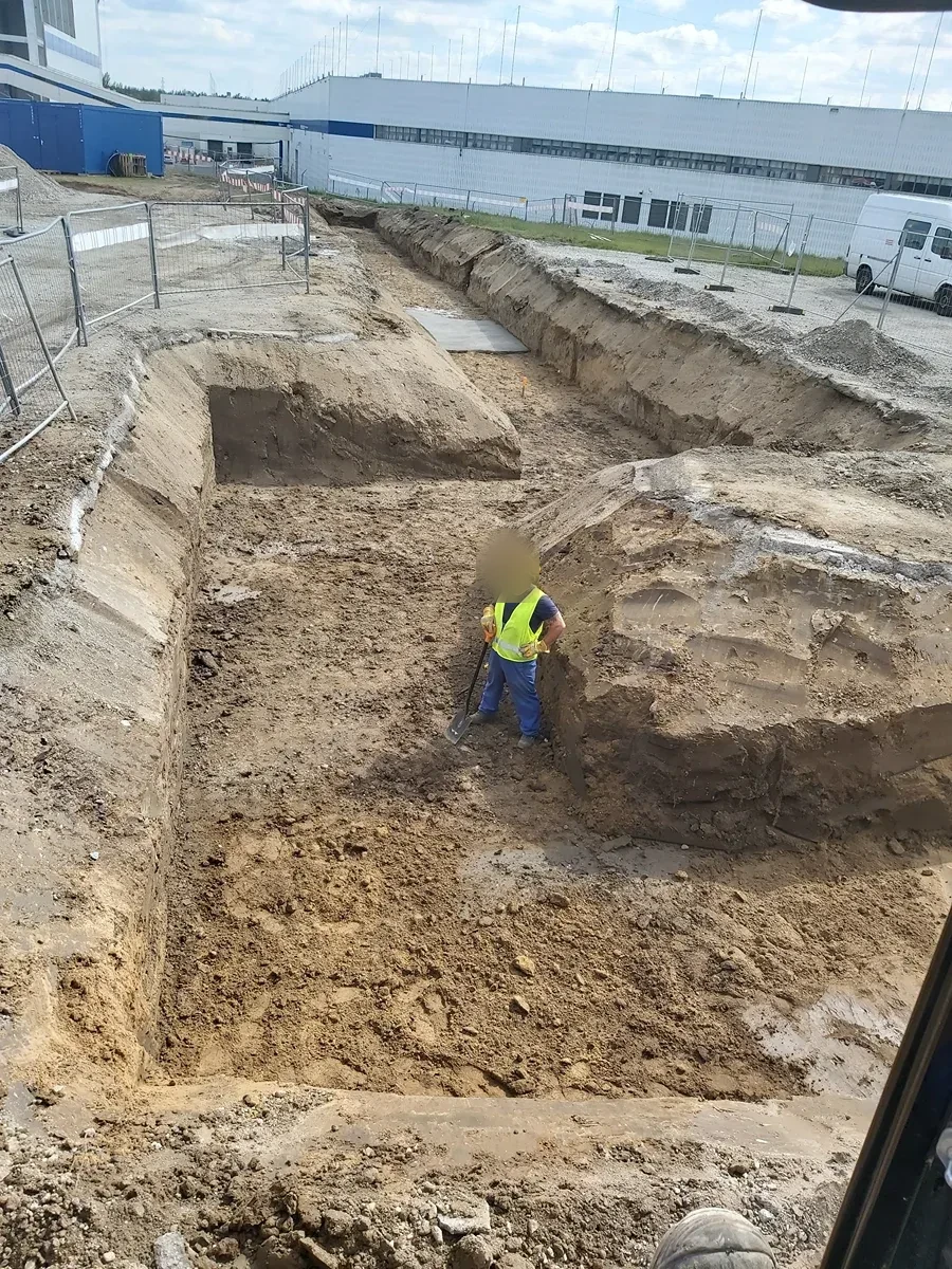 Wykop pod fundamenty hali Szeroki wykop pod fundamenty hali z pracownikiem dla zachowania skali