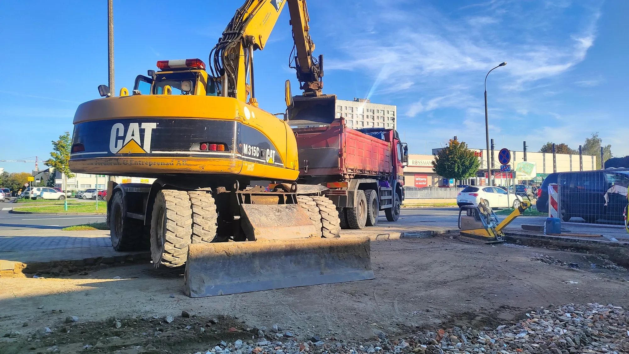 Koparka obrotowa 20 ton z operatorem pracująca na placu budowy