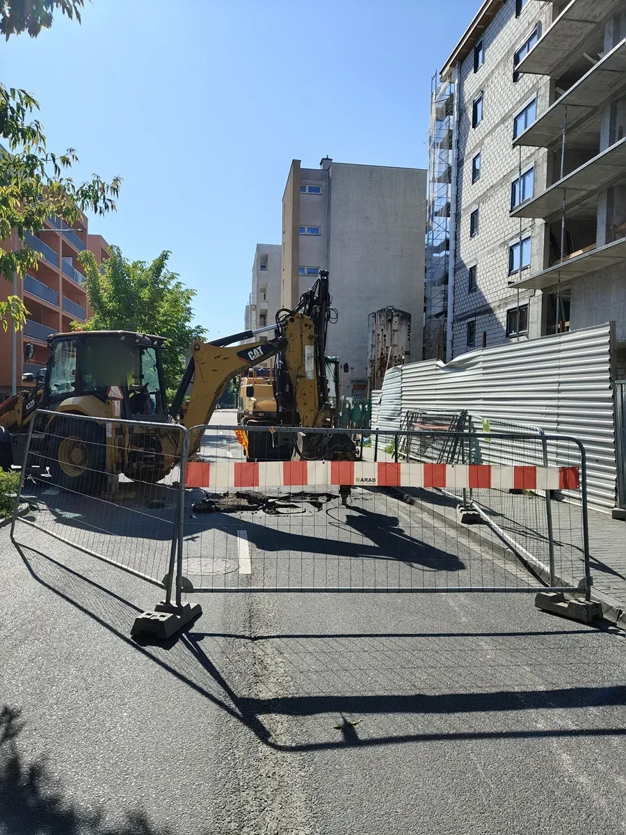 Koparko-ładowarka z operatorem podczas załadunku ziemi na samochód