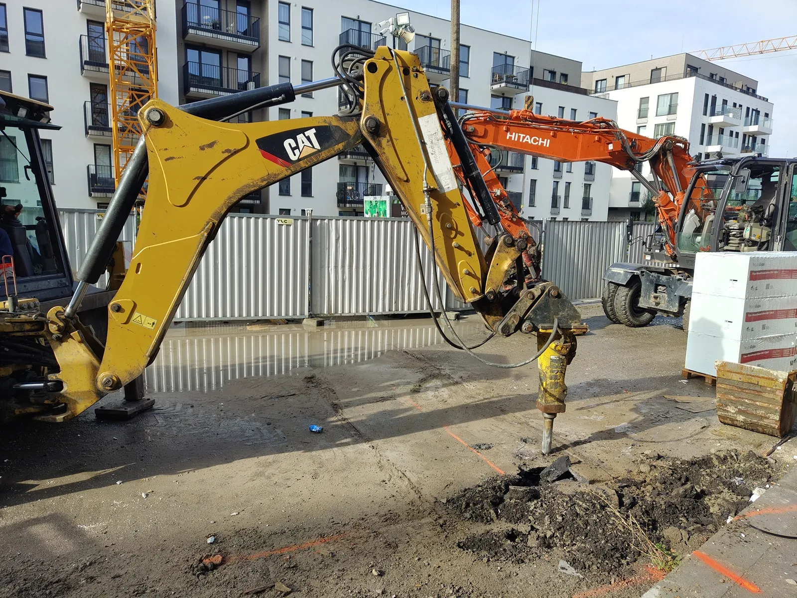 Kucie młotem hydraulicznym Młot hydrauliczny na koparce kruszący betonową płytę fundamentową