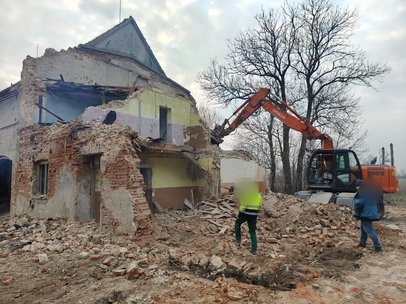 Rozbiórki i wyburzenia Koparka obrotowa 20 ton podczas rozbiórki budynku gospodarczego