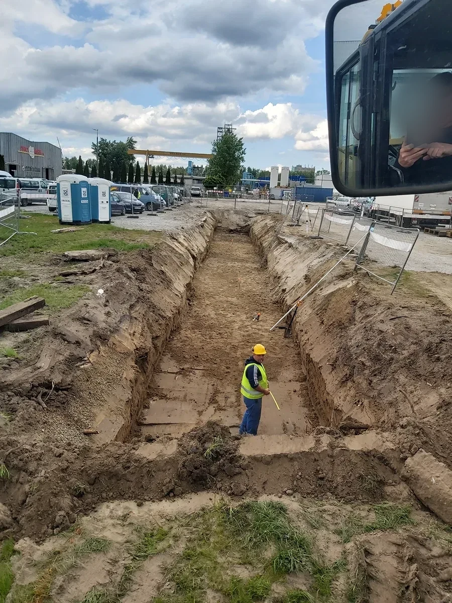 Wykop pod fundamenty hali Szeroki wykop liniowy pod fundamenty hali z pracownikiem dla skali