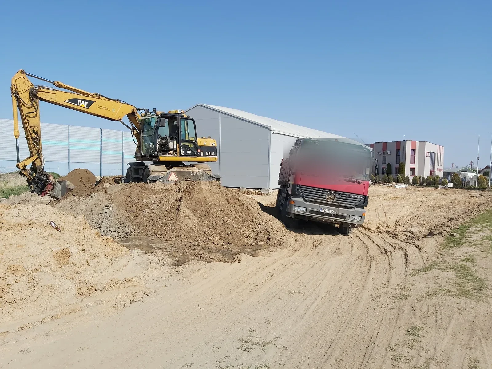 Samochód samowyładowczy 16 ton podczas załadunku gruzu na placu budowy