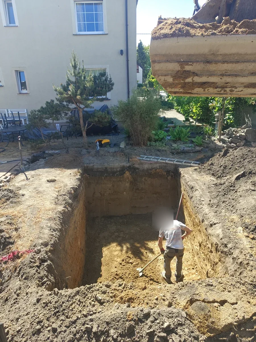 Wykopy pod fundamenty Koparka obrotowa wykonująca wykop pod fundamenty domu jednorodzinnego